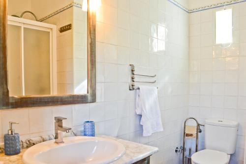 A bathroom at Casa entre Nerja y Frigiliana