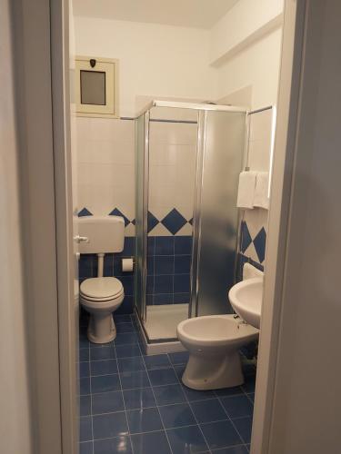 a bathroom with two toilets and a shower at Mountains View in Castellammare del Golfo