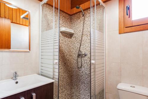 La salle de bains est pourvue d'une douche et d'un lavabo. dans l'établissement Las tres hermanas, à Conil de la Frontera