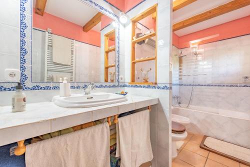 アルガイダにあるSa Raconadaのバスルーム(洗面台、トイレ、バスタブ付)