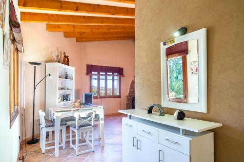 eine Küche mit einem Tisch und einem Esszimmer in der Unterkunft Cuatro Soles in Capdepera