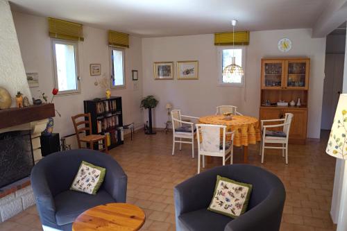 sala de estar con mesa y sillas en Haus Zypresse en Saint-Saturnin-dʼApt