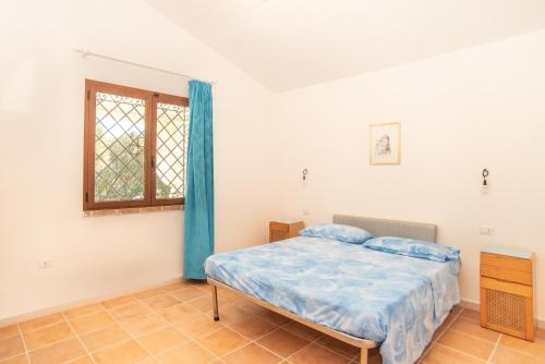 Schlafzimmer mit einem Bett und einem Fenster in der Unterkunft Sole in Onifai