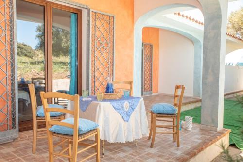 Habitación con mesa y sillas en el patio en Luna, en Onifai
