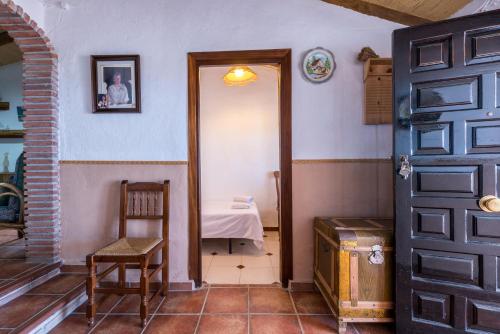una camera con una porta e una camera con un letto di Casa del Pipa con vistas al mar a Benajarafe