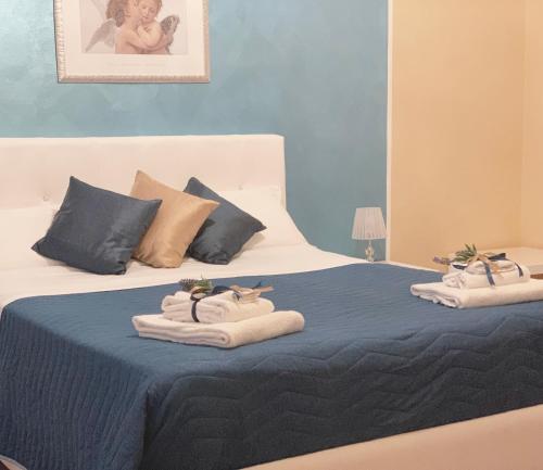 - une chambre avec 2 serviettes sur un lit dans l'établissement La Città degli Dei, à Agrigente