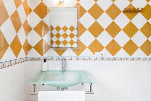 a bathroom with a sink and a mirror at Casa Familiar La Lobita 2 in Conil de la Frontera