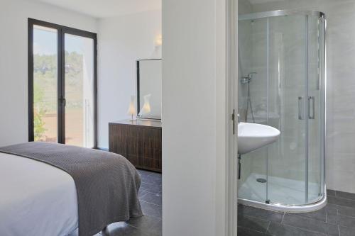 ein Badezimmer mit Glasdusche und Waschbecken in der Unterkunft Sa Plana d´en Miquel in Sant Joan de Labritja