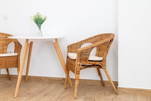 a wicker chair and a table in a room at Apartamento Luna in Barbate