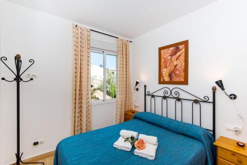 1 dormitorio con 1 cama azul y 2 toallas en Apartamento Rural De Oses 3, en Tolatán