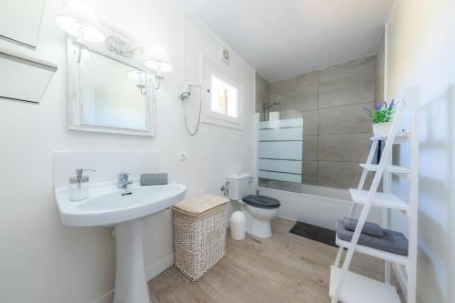 ein Badezimmer mit einem Waschbecken, einem WC und einer Leiter in der Unterkunft Can Botana 1 in Cala de Sant Vicent