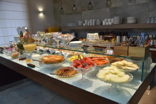 un buffet avec de nombreux types de nourriture différents dans l'établissement Planaltos Palace Hotel, à Goianésia