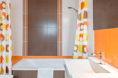 un bagno con vasca e doccia di Apartamento Los Naranjos en Vejer a Vejer de la Frontera