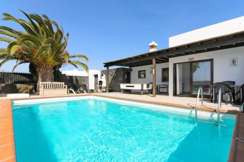 ein Swimmingpool vor einem Haus in der Unterkunft Villa Mariola in Playa Blanca