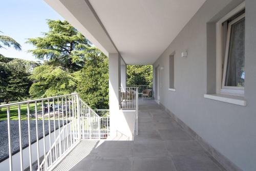 a hallway of a house with a balcony at Appartamenti Dama 1 in Bardolino