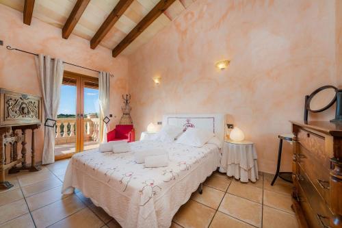 ein Schlafzimmer mit großem Bett und Balkon in der Unterkunft Los tres soles in Portocolom