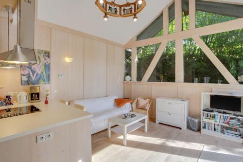 eine Küche und ein Wohnzimmer mit einem großen Fenster in der Unterkunft Studio am Brand in Tegernsee