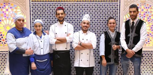 フェズにあるRiad Farahの壁前に立つ料理人集団