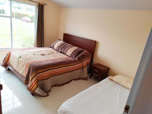 1 dormitorio con cama y ventana en Casa Campestre en Duitama, en Duitama