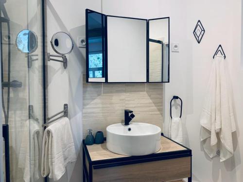 une salle de bain blanche avec un lavabo et une douche dans l'établissement ** La Suite Occitane ** 43m2 rénové, Gare St Roch, à Montpellier