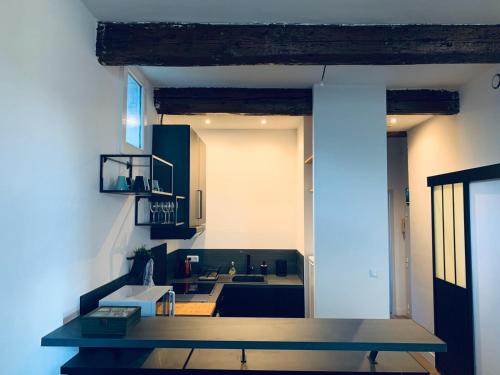 une cuisine avec une table au milieu dans l'établissement ** La Suite Occitane ** 43m2 rénové, Gare St Roch, à Montpellier