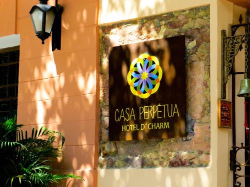 znak na boku budynku w obiekcie Casa Perpetua Hotel D Charm w mieście Manaus