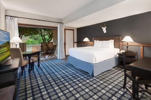 una camera d'albergo con letto e scrivania di Tapatio Springs Hill Country Resort a Boerne