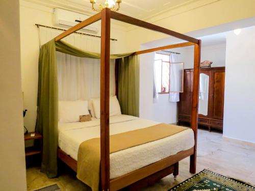 a bedroom with a canopy bed in a room at Casa Perpetua Hotel D Charm in Manaus