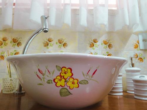 a bowl with flowers painted on a wall at Casa Perpetua Hotel D Charm in Manaus