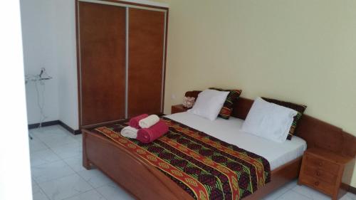 een slaapkamer met een bed met twee knuffels erop bij ka-Bela in Sal Rei