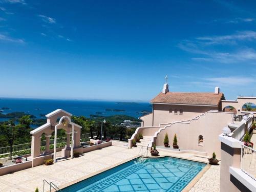 un'immagine di una casa con piscina di Yumihari-no-Oka Hotel a Sasebo