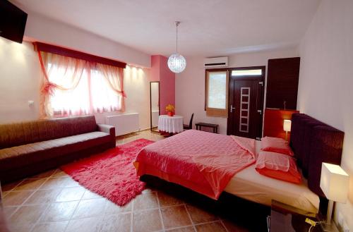 una camera con letto rosso e divano di House Venetia a Orma