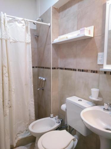 a bathroom with a toilet and a sink at Echague y Cura A Montiel in Paraná