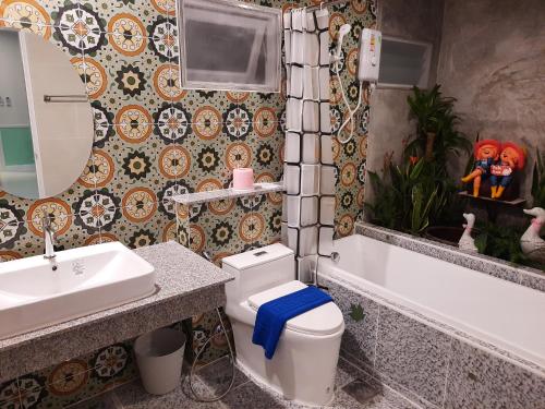 Bathroom sa Fancy Carp Resort Hua-Hin