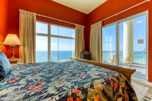 - une chambre avec un lit et une grande fenêtre dans l'établissement Sterling Reef 1907, à Panama City Beach