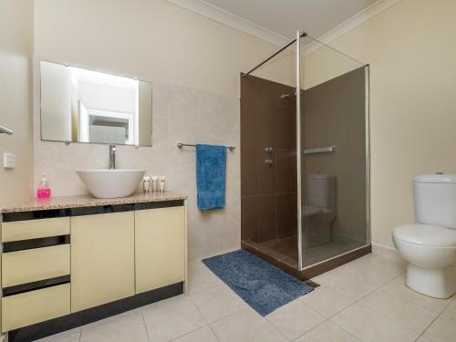 y baño con aseo, lavabo y ducha. en Seafront Unit 50 en Jurien Bay