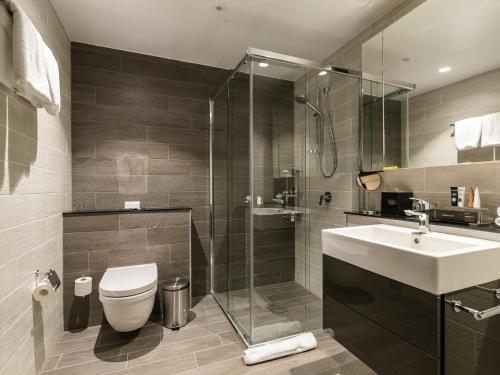 ein Badezimmer mit Toilette, Waschbecken und Dusche in der Unterkunft The Branksome Hotel & Residences in Sydney