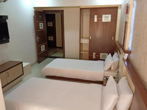 Una cama o camas en una habitación de Hotel Kalinga Lake View