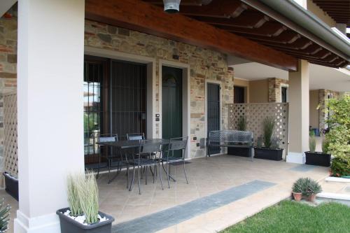 een patio met een tafel en stoelen erop bij Casa Lorena in Desenzano del Garda