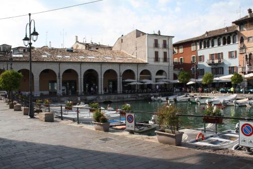un canal en una ciudad con barcos en el agua en Casa Lorena, en Desenzano del Garda