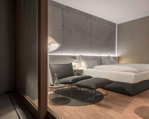 Una cama o camas en una habitación de Factory Hotel