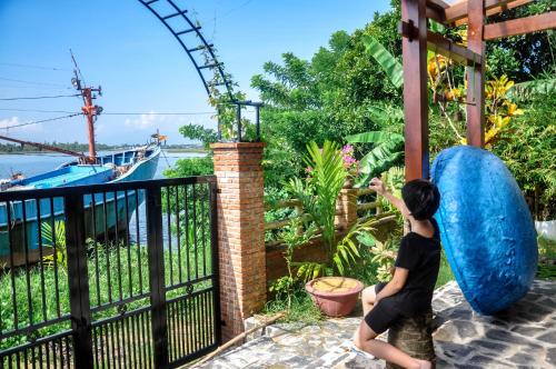 Taman di luar Autumn Bay Riverside Villa