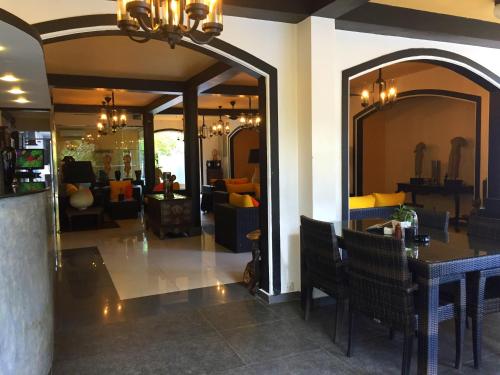 Un lugar para sentarse en Hotel Flower Garden