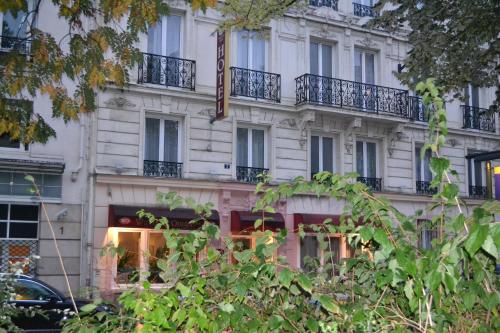 budynek z szyldem na boku w obiekcie Hotel William's Opera w Paryżu