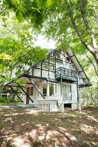 a house in the middle of a forest at Wan Wan Paradise Tateshina in Tateshina