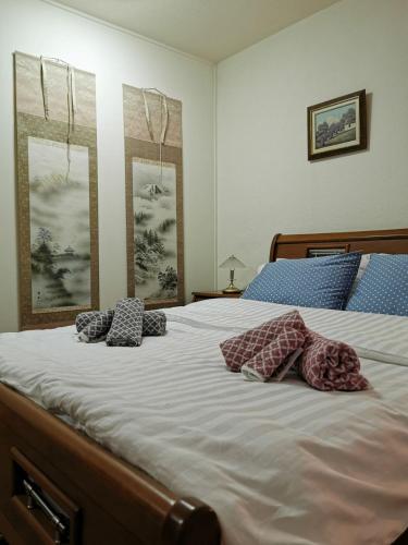 a bed with three pillows on top of it at Villa Ευορέων in Pertouli
