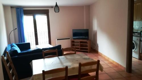 uma sala de estar com um sofá e uma mesa em Apartamento Martín em Mora de Rubielos