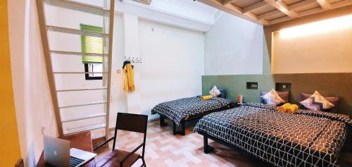 1 Schlafzimmer mit 2 Betten und einem Fenster in der Unterkunft MADOR Malang Dorm Hostel in Malang