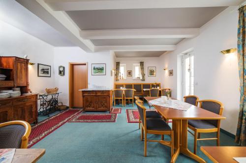 a dining room with wooden tables and chairs at Bruckmayers Gästehaus in Pottenstein