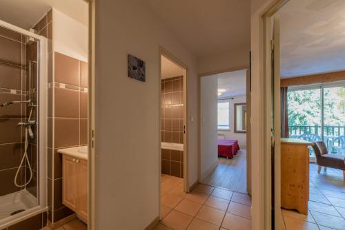 Vielle-AureにあるAppartement "L'Ostaloux" 6 personnes - Saint Lary Soulanのバスルーム(ウォークインシャワー、シンク付)